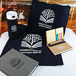 Набор с логотипом МФТИ: термокружка, блокноты, сумка и плед-подушка.