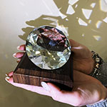 Стела с логотипом Demis Group