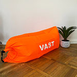 Биван с логотипом VAST